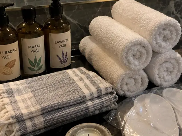 Masaj ve lavanta yağı, rulo havlular ve ekose peştemal — Ağaçlı, Masaj Salonun